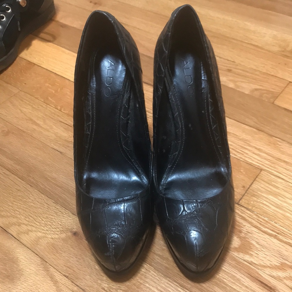 Also black pumps